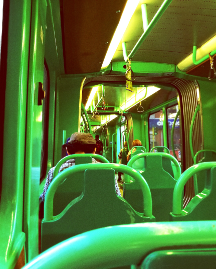 Fotografía de pasajero en el metrobús con filtro verde Ares Consulting